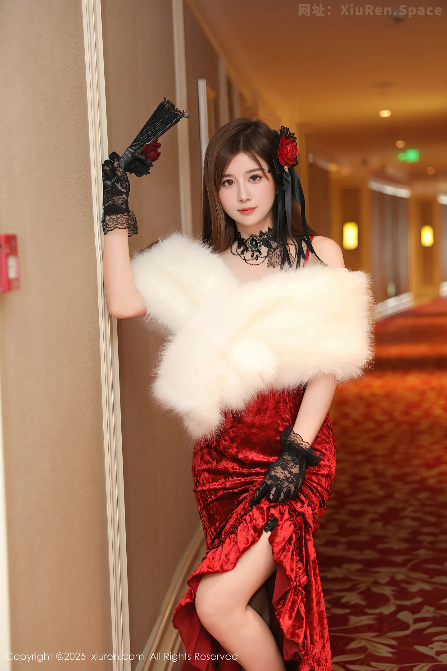 图片[4]-[XiuRen秀人网] VOL.10140 模特小肉肉咪性感复古红色长裙半脱秀凹凸身材修长美腿诱惑写真75P-秀人网官方网站